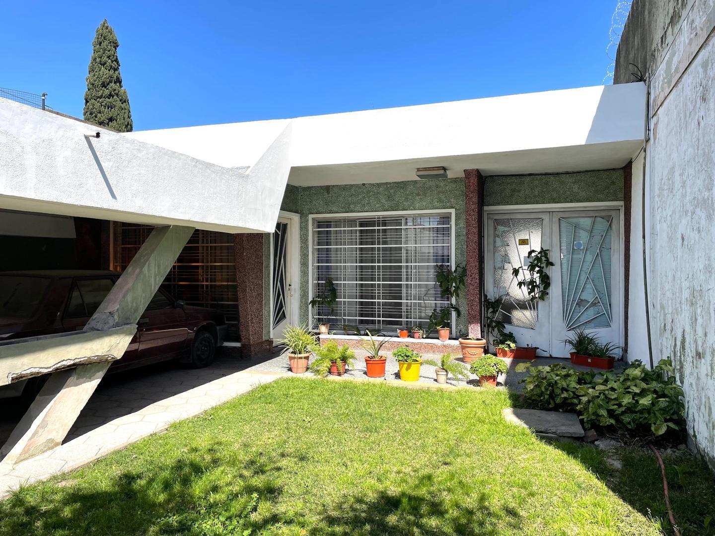 VENTA Casa - Bernal Oeste - 5 ambs. con pileta.