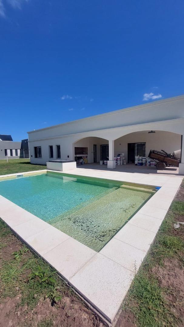 Casa 5 ambientes con 4 baños