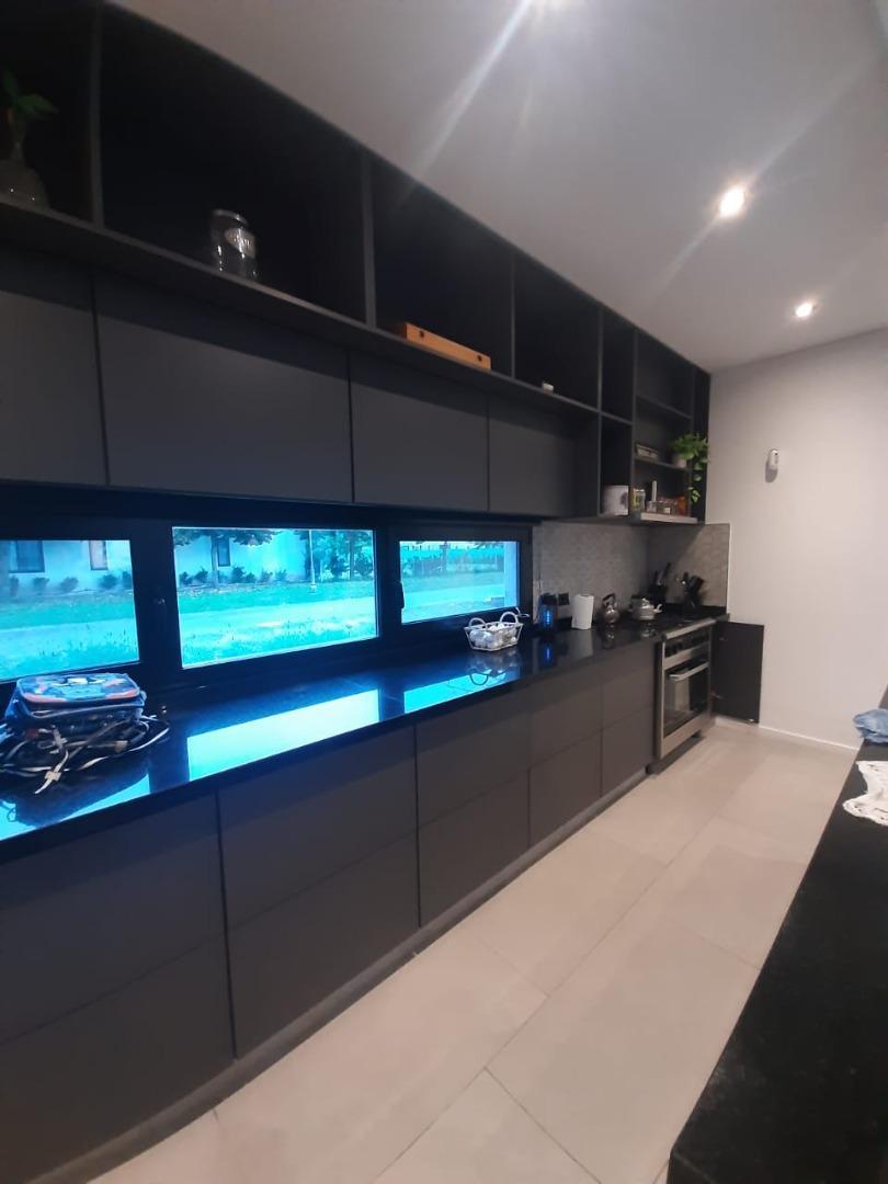 Casa 7 ambientes con 4 baños