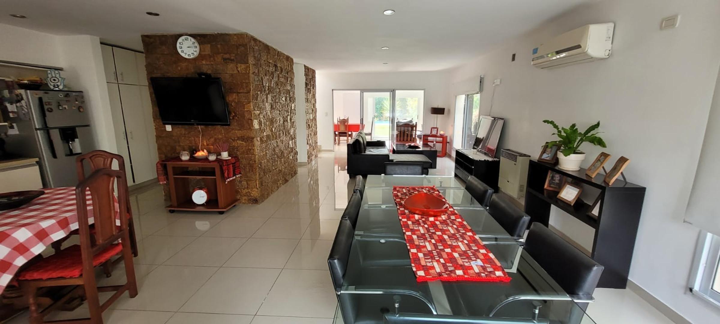 Casa en Venta con 2 cocheras