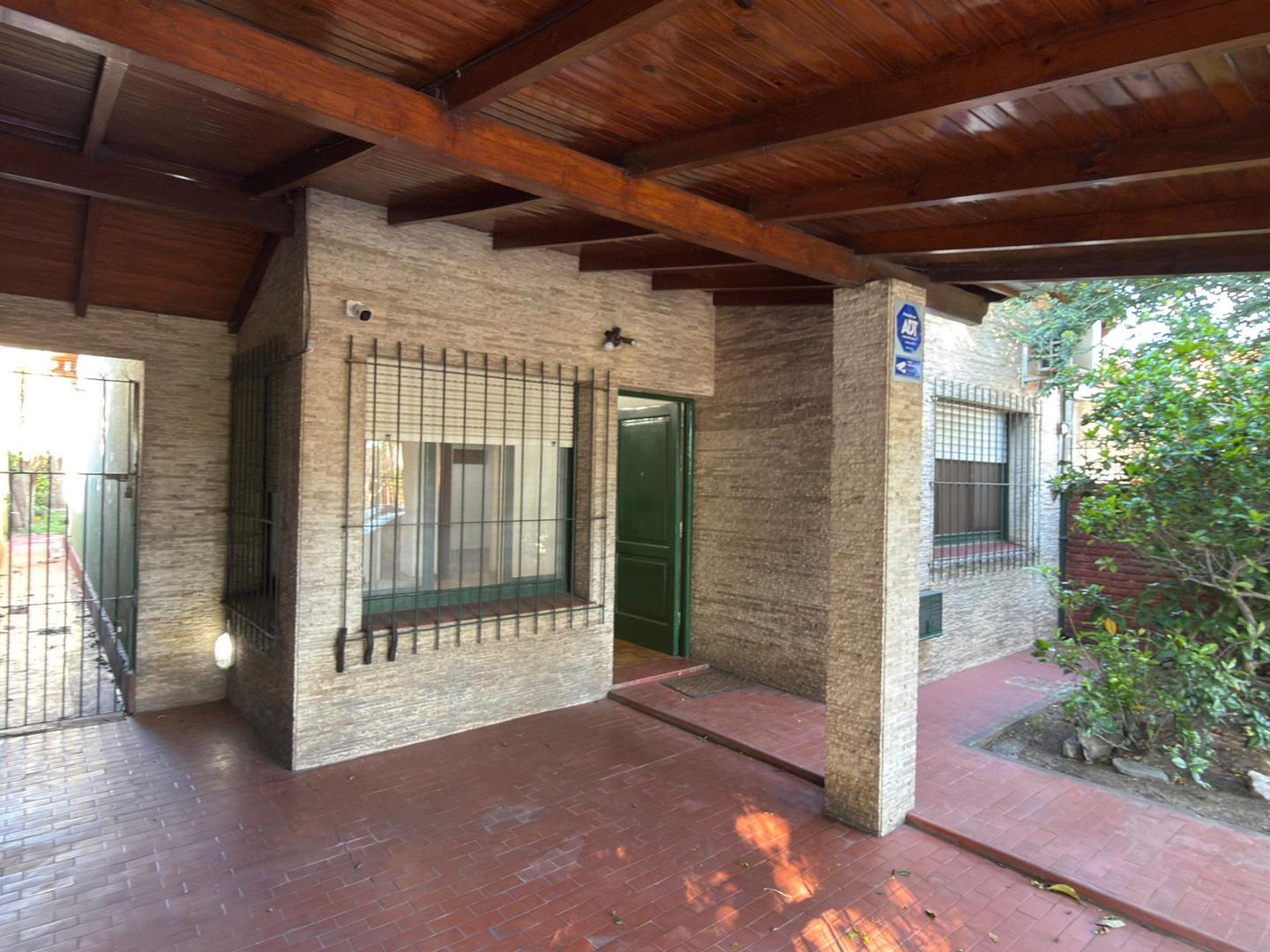 Chalet en Lote Propio con Jardín, Piscina y Quincho