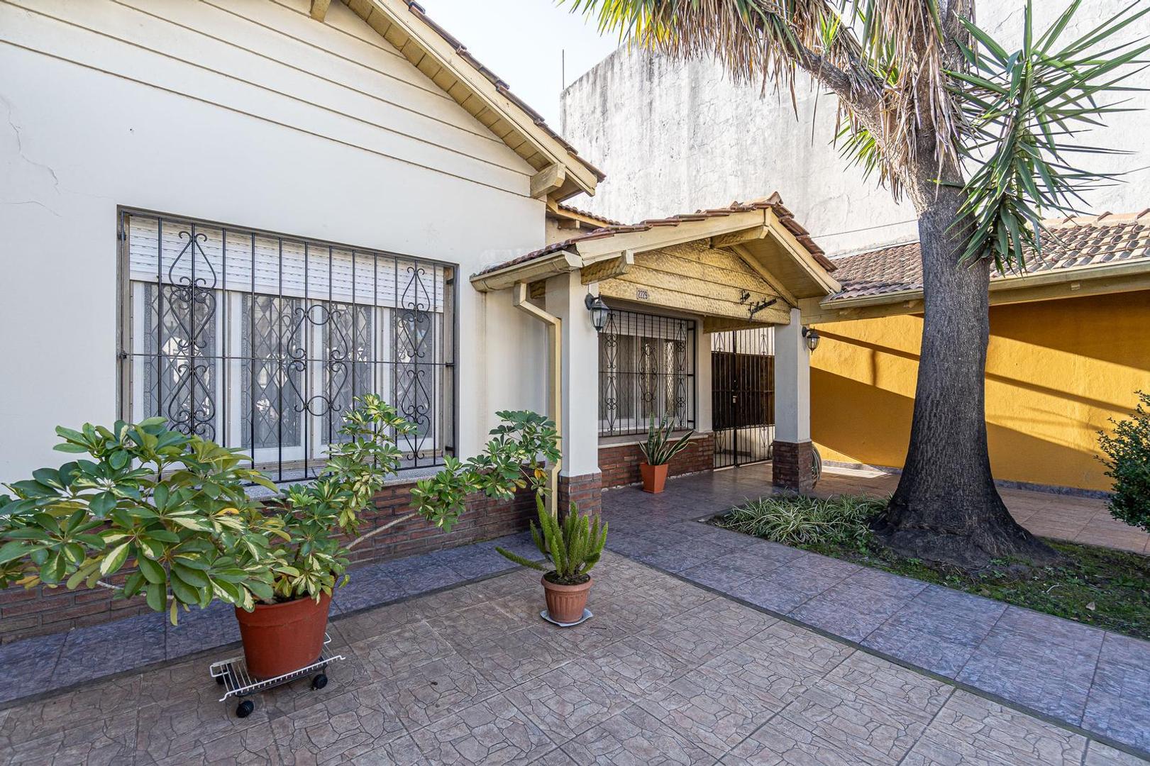 Casa en venta Malaver, TRES AMBIENTES, PARQUE, QUINCHO , PARRILLA,  COCHERAS, APTO CREDITO