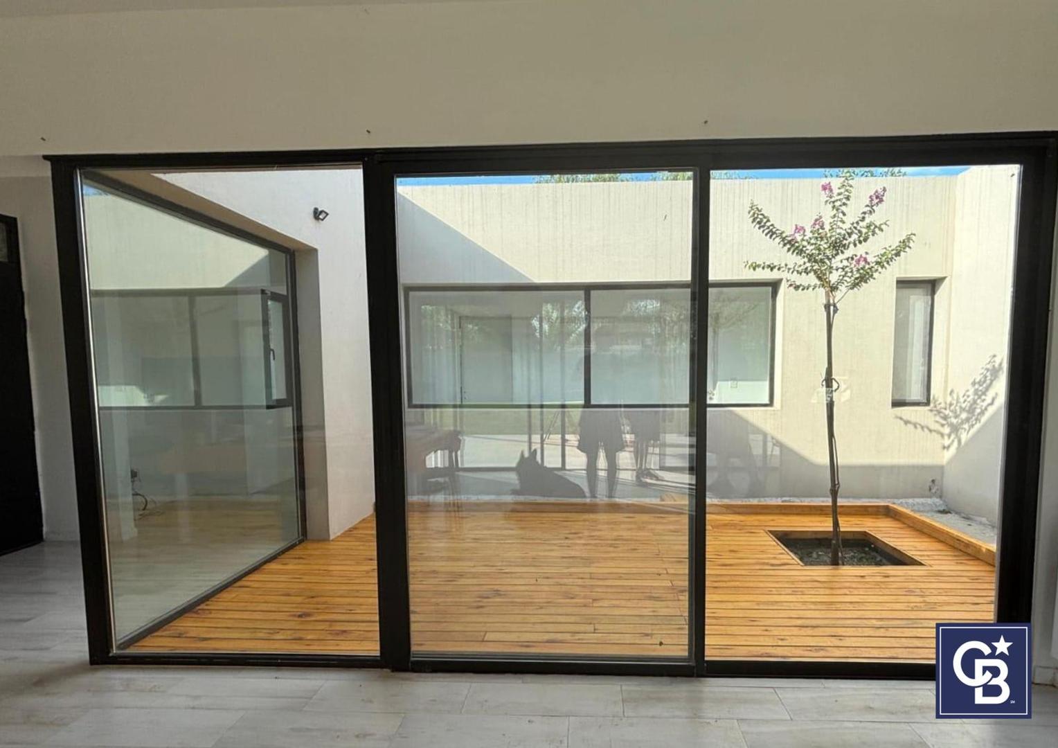 Casa en Venta con 4 cocheras