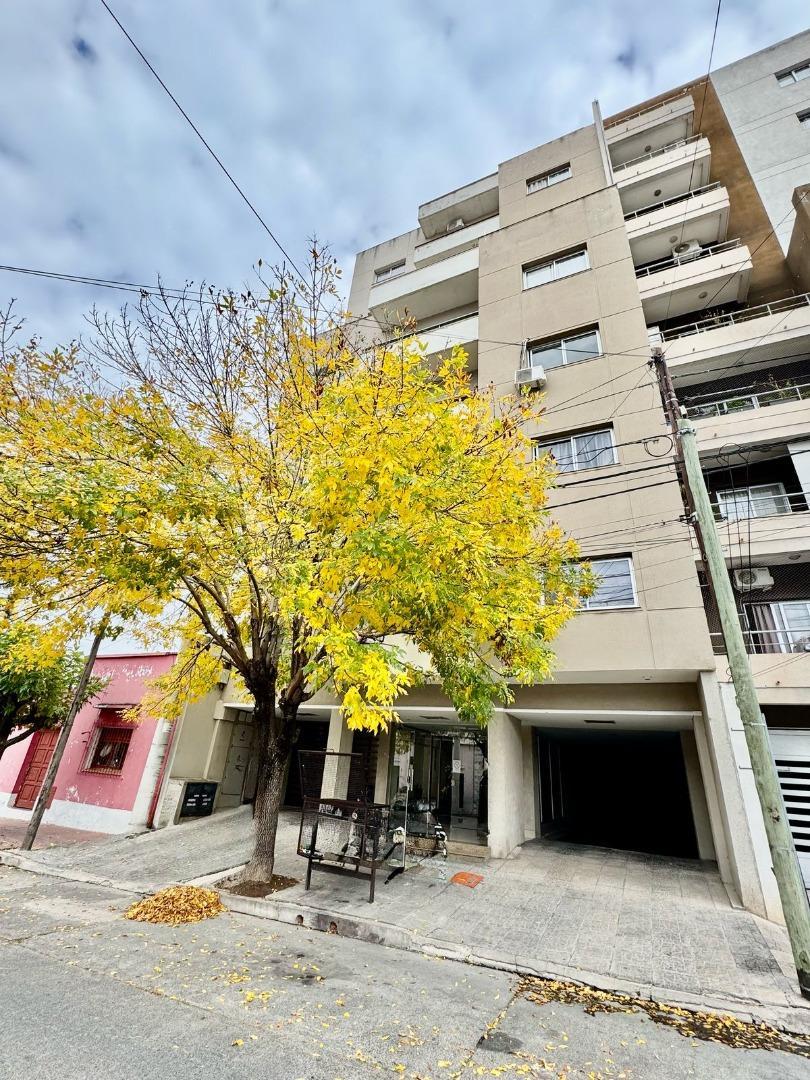 VENTA DE DEPARTAMENTO DE 1 DORMITORIO CON DOS COCHERAS