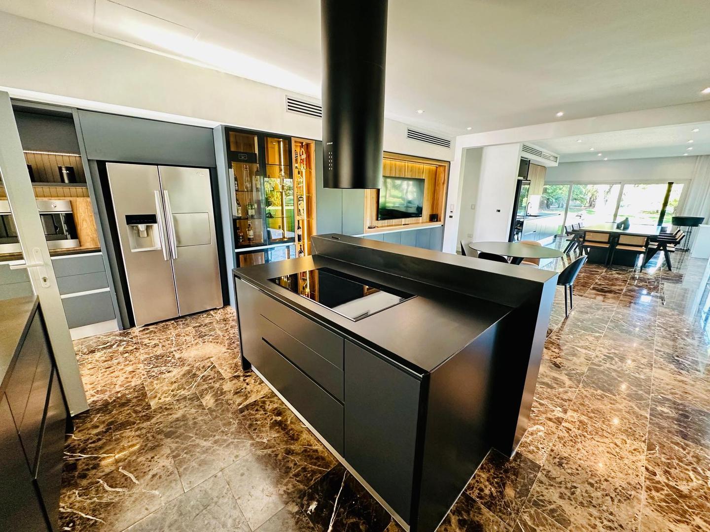 Casa en Venta con 8 cocheras