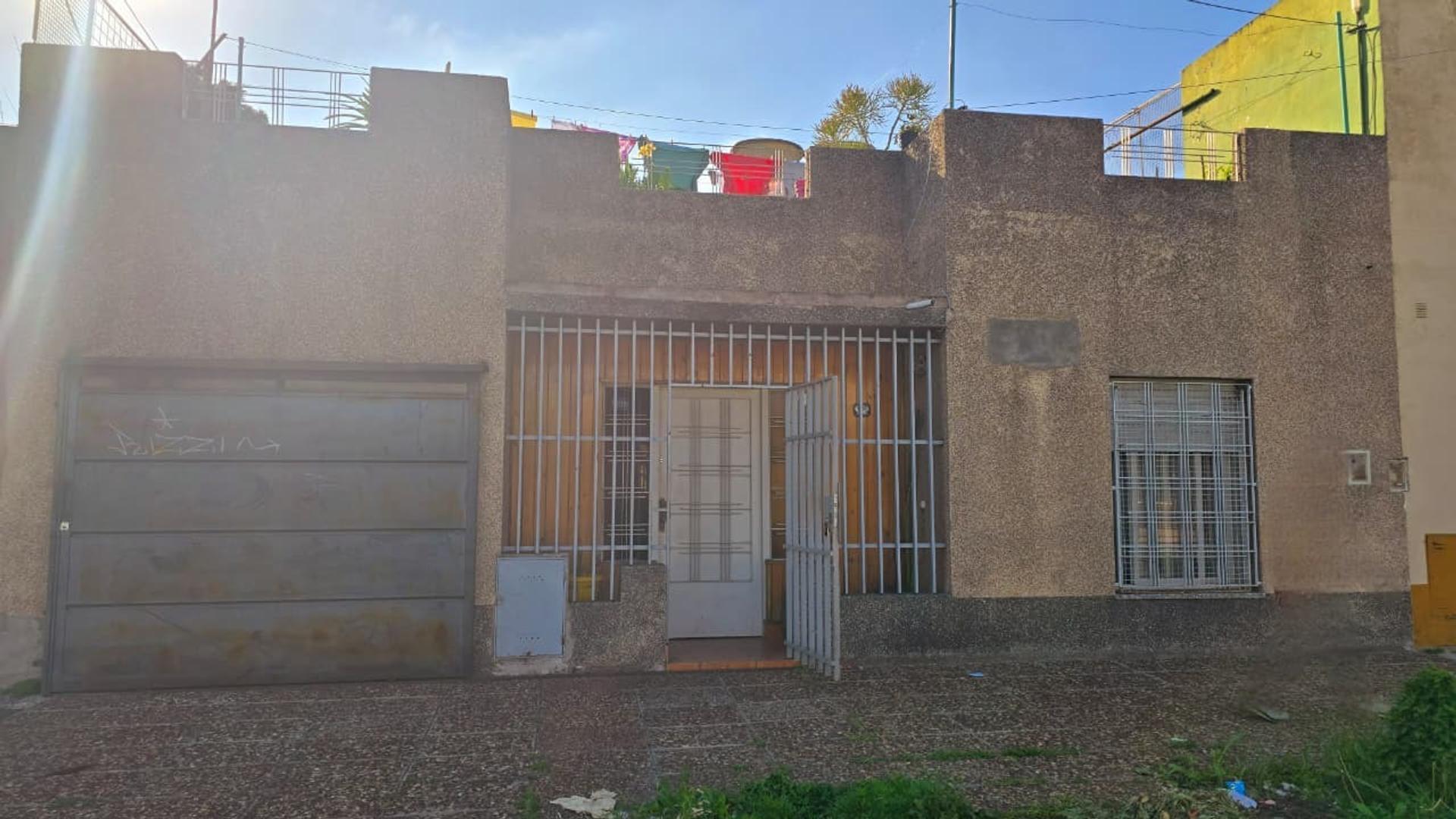 casa a la Venta 3 ambientes con cochera, Isidro Casanova