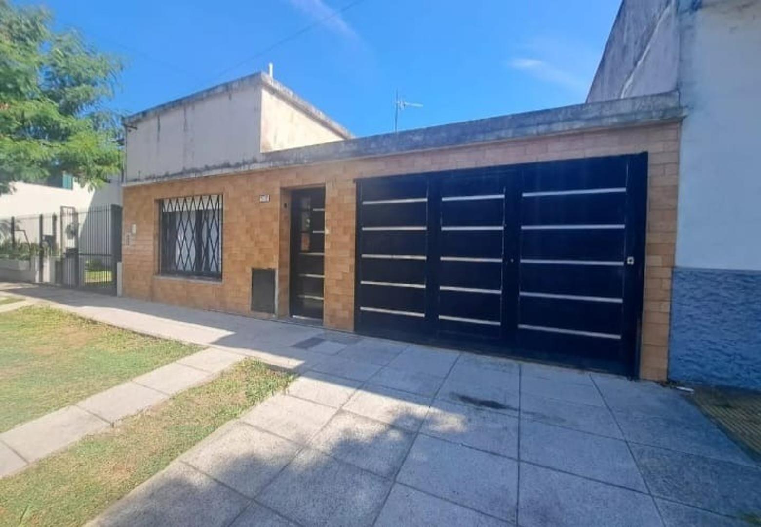 Moron Norte Casa americana 3 ambientes con parque