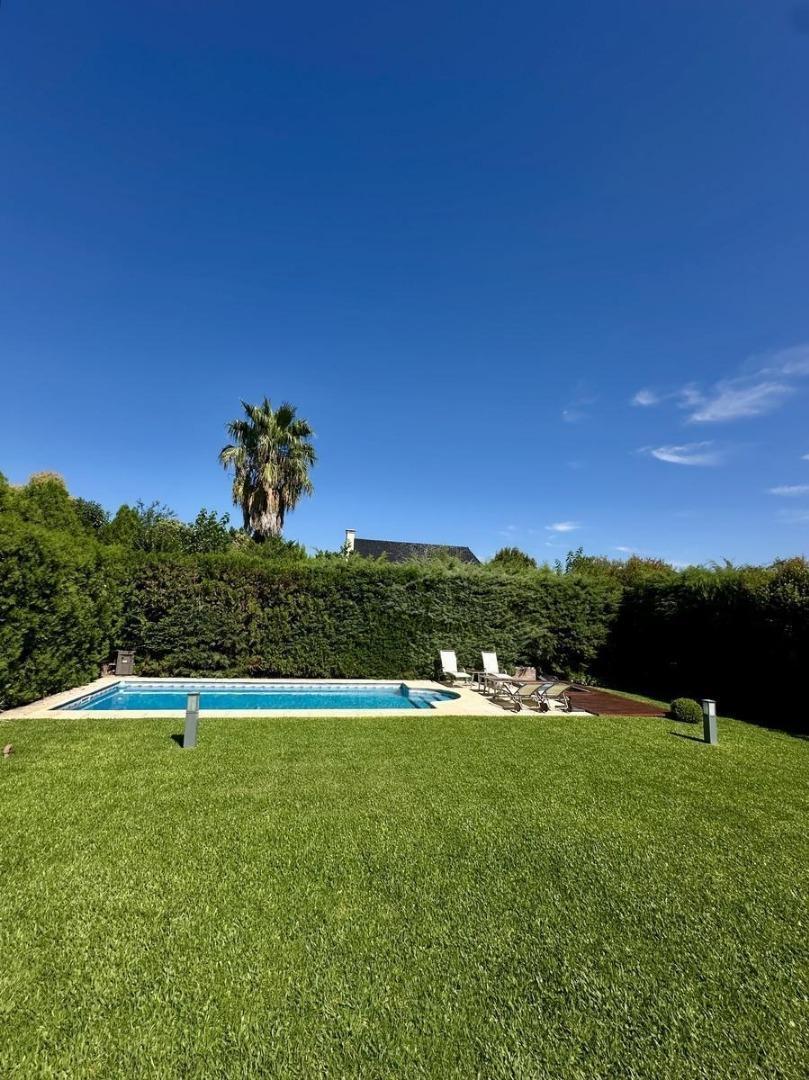 Casa en Venta con 3 cocheras