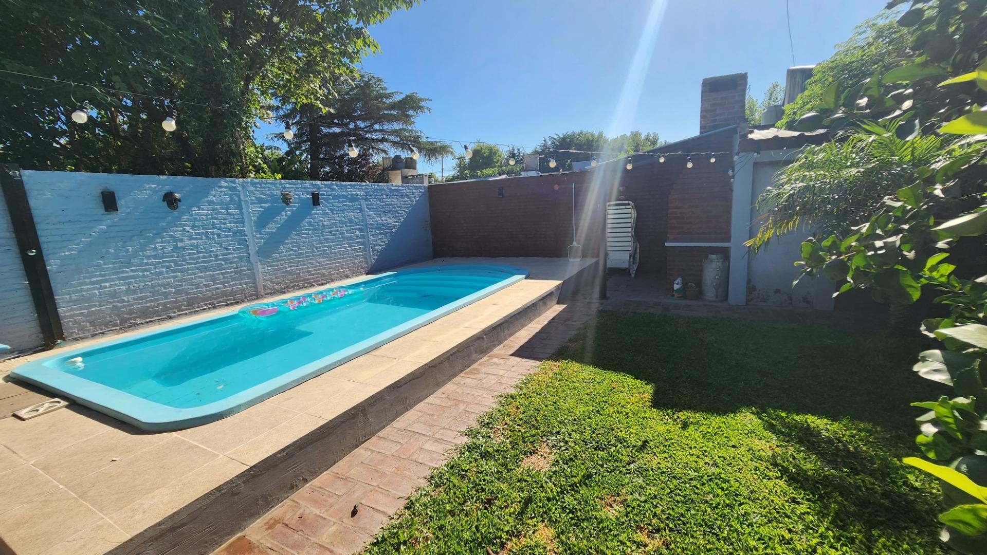 Casa en venta de Dos Dormitorios con Pileta en Zona Rio