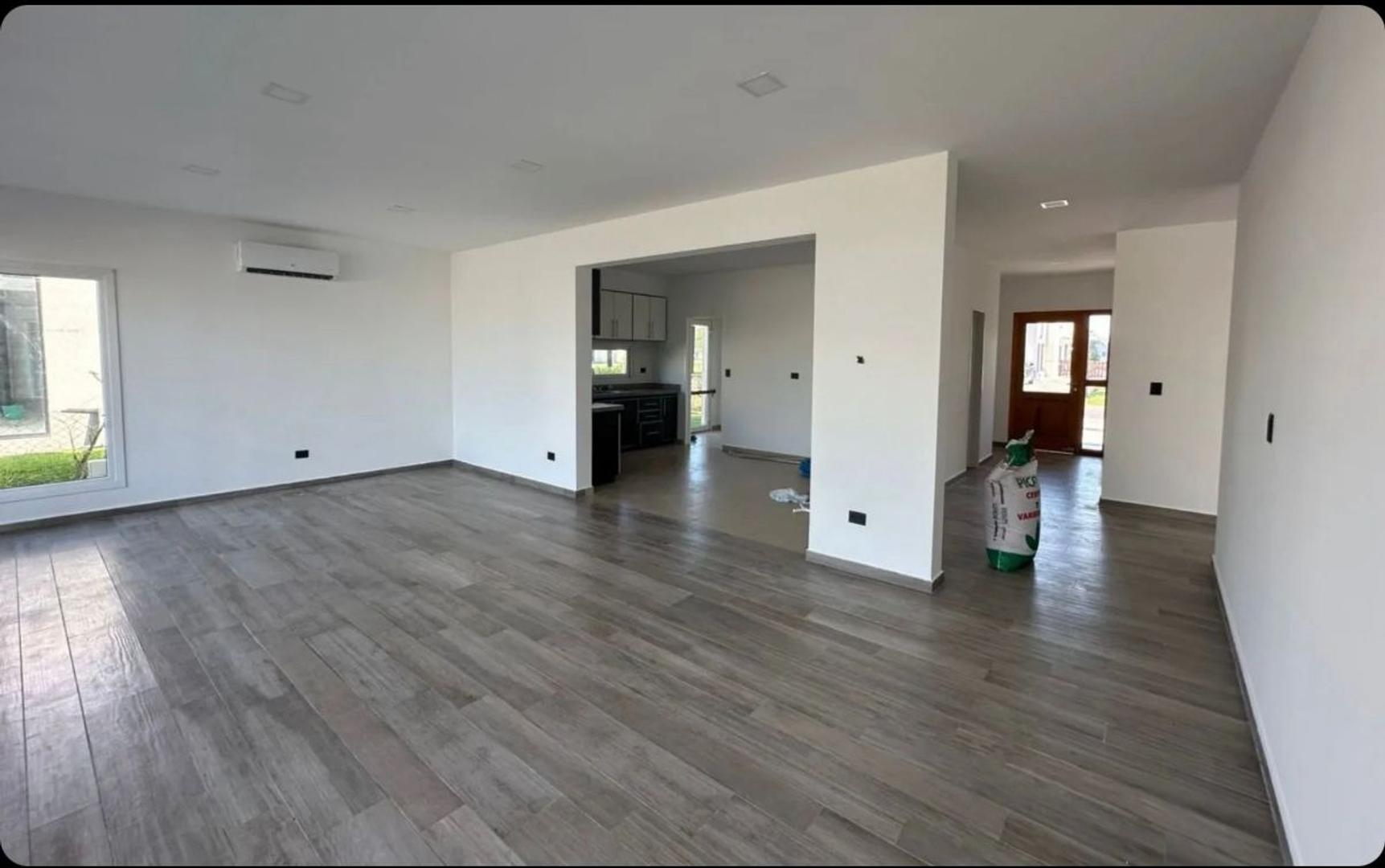 Casa 5 ambientes con 4 baños