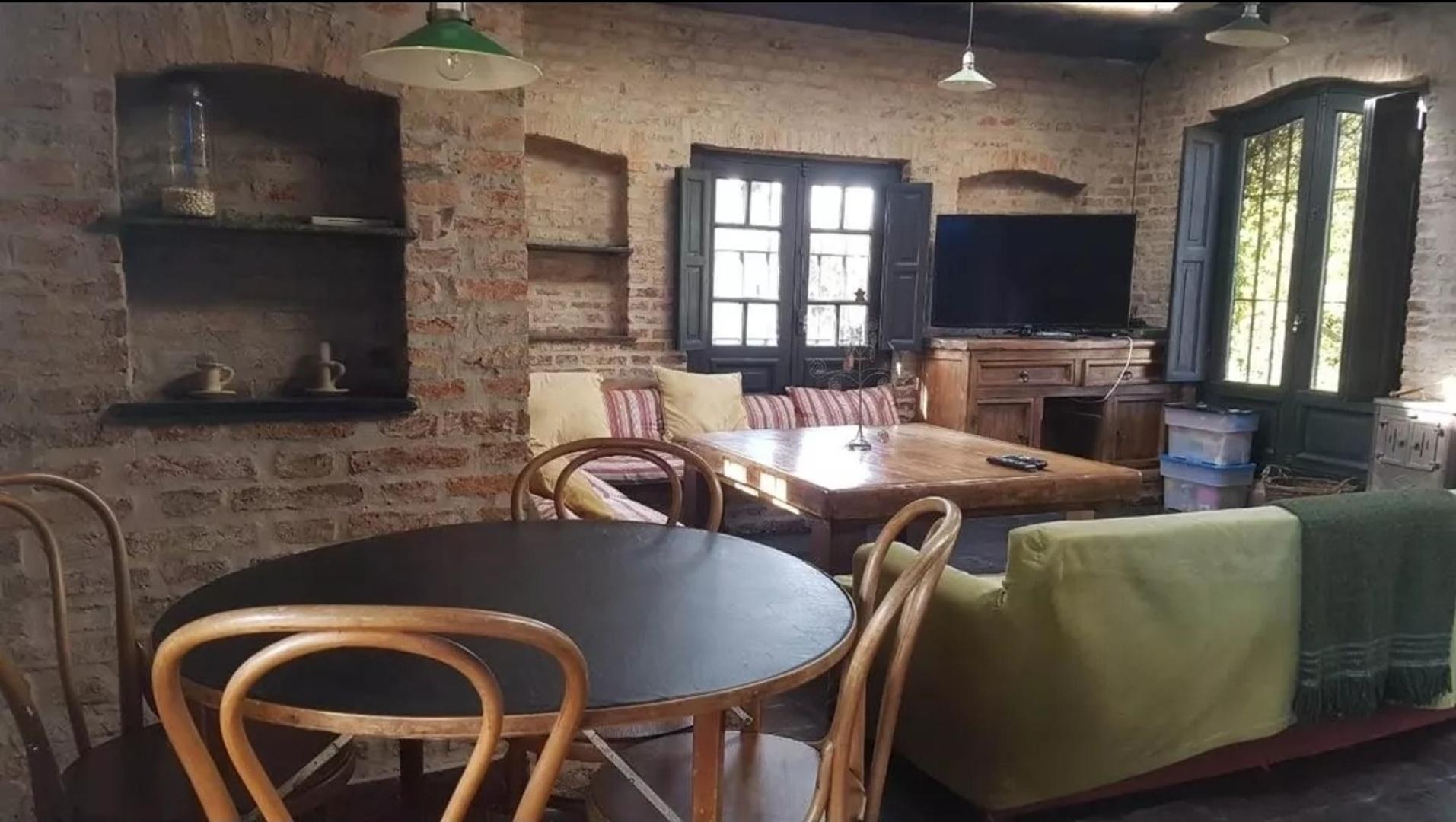 Casa en Alquiler con 3 cocheras