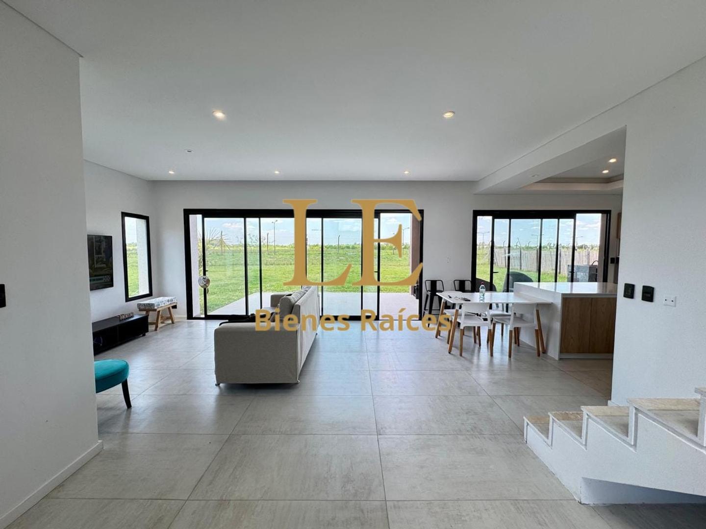 Casa 5 ambientes con 4 baños