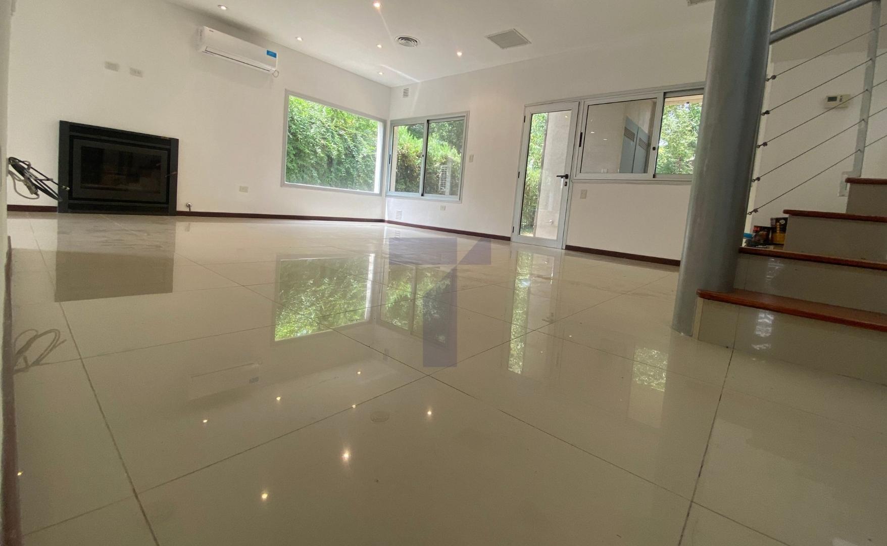 Casa en Alquiler con 7 cocheras