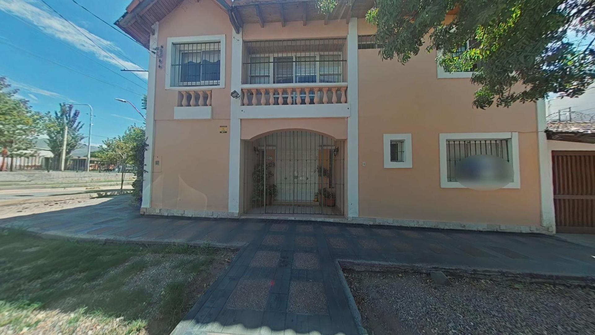 VENTA DE CASA DE CATEGORIA EN B° CANTÚ - 6TA SECCION.