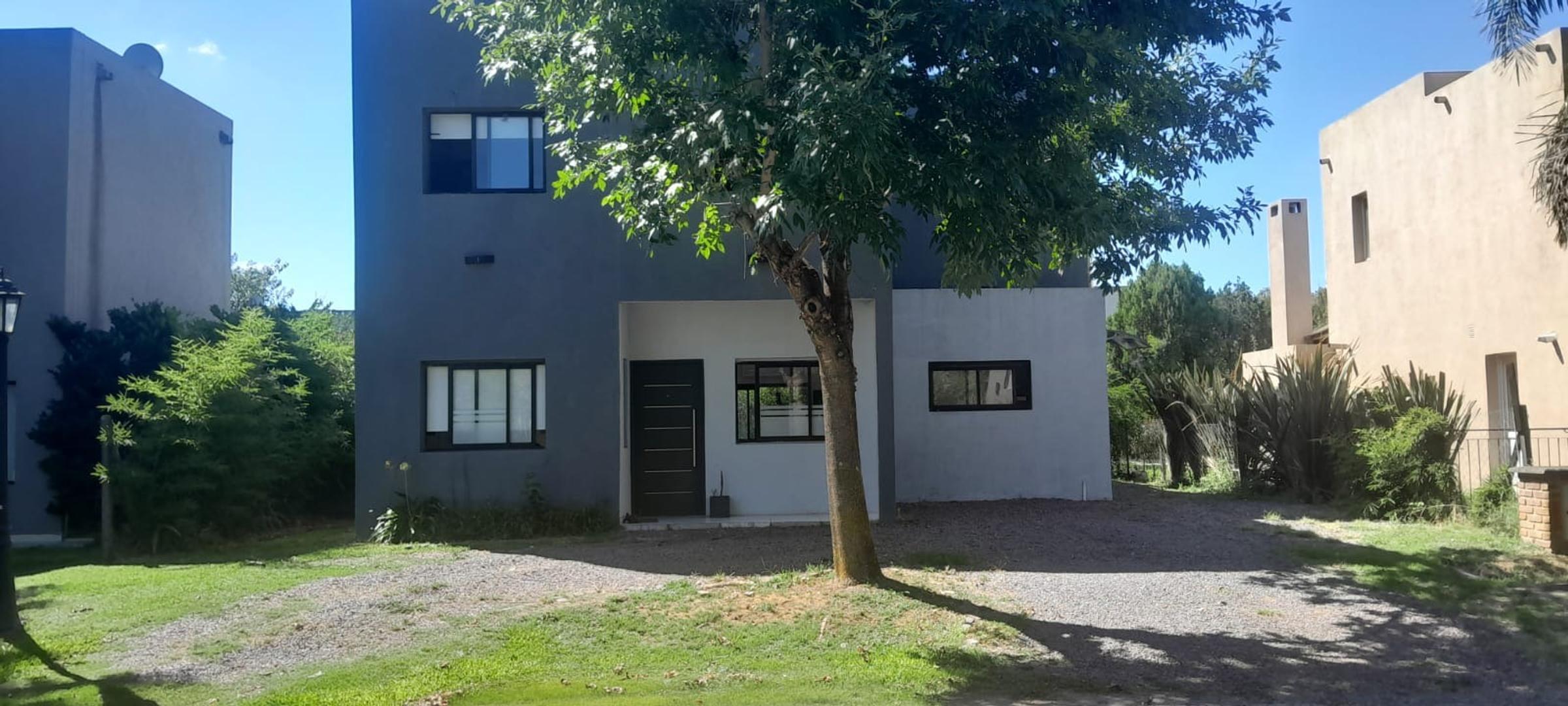 Casa de 4 ambientes en dos plantas en La Cañada