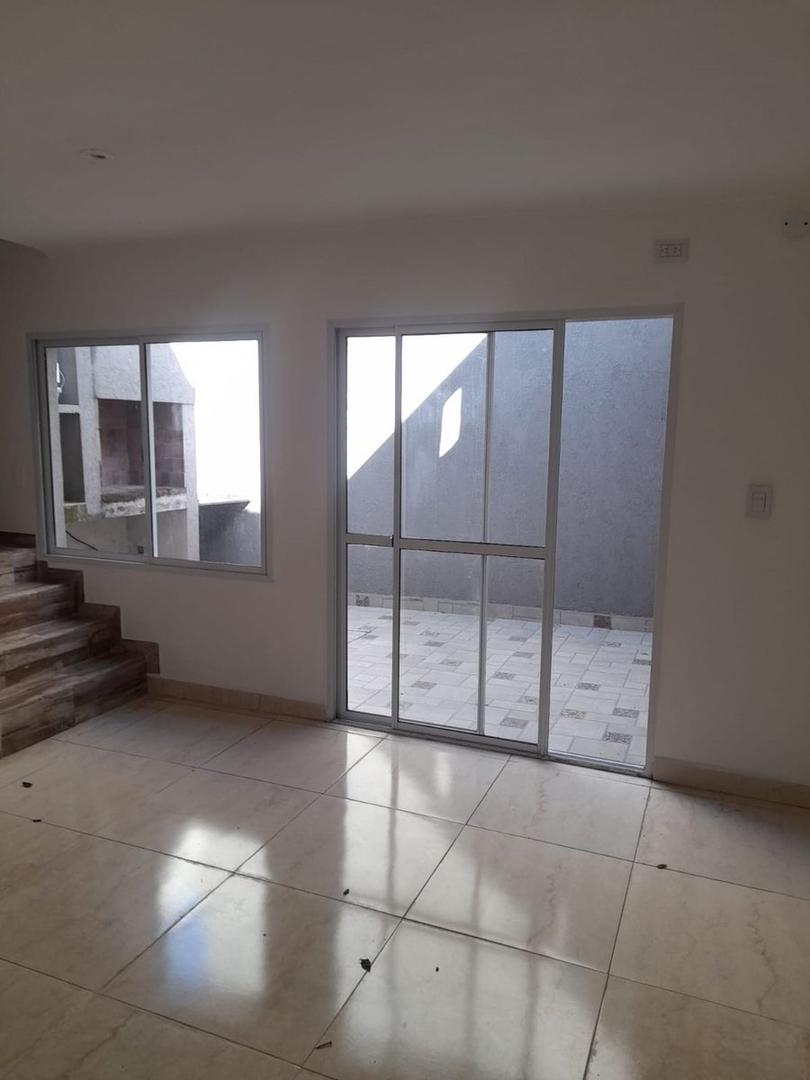 Depto Tipo Casa en Alquiler en Remedios de Escalada, $ 650.000