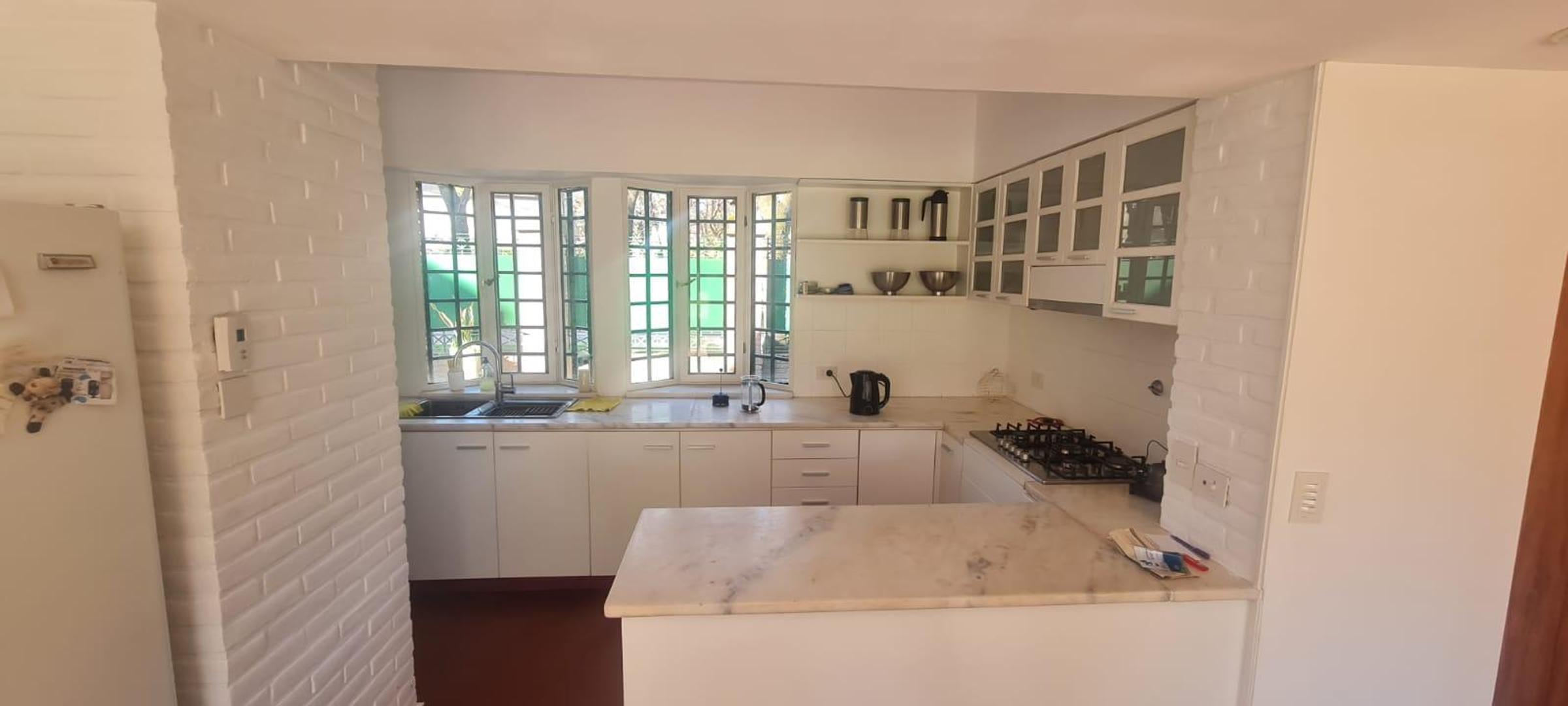 Casa en Alquiler con 4 cocheras