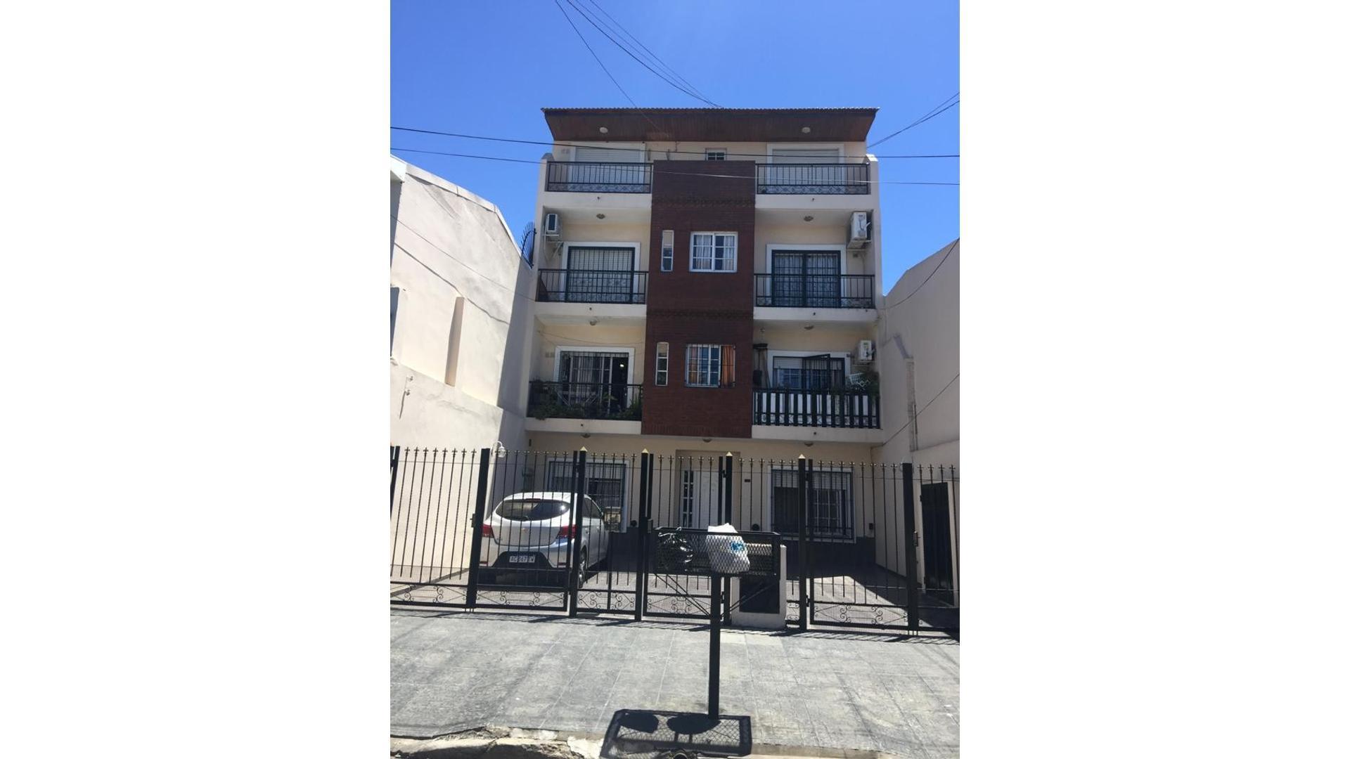 venta piso 2 ambientes al frente con balcón y patio terraza