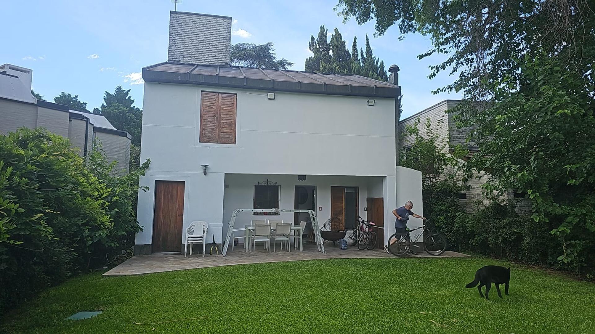 Casa 4 ambientes con 2 baños