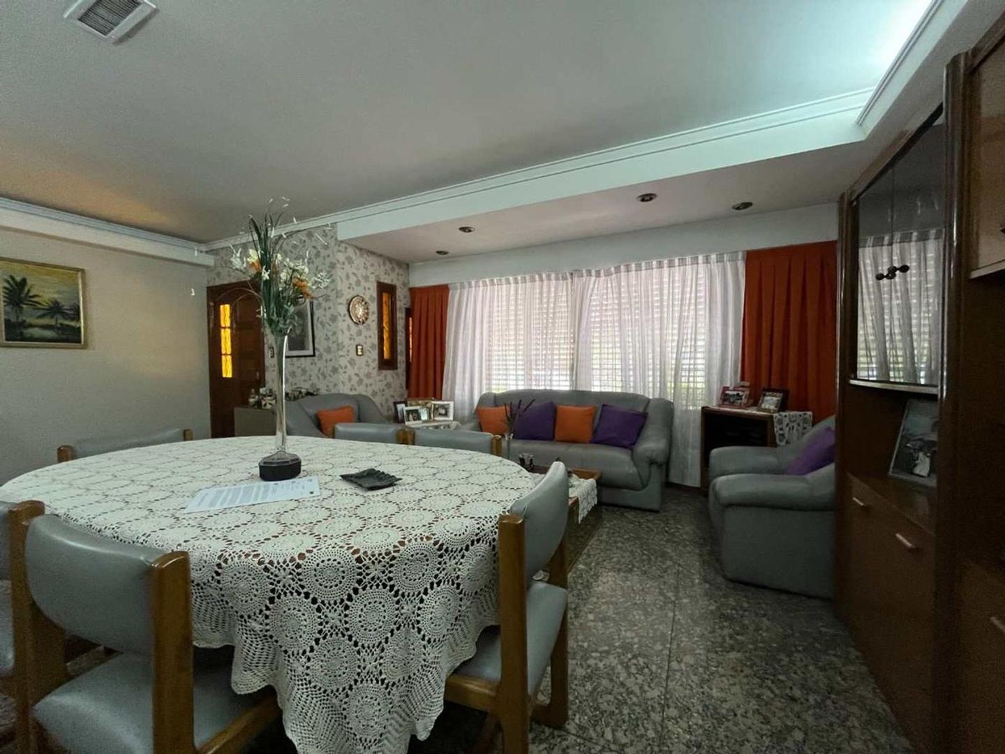 Excelente propiedad en venta de 4 amb. Apta Cred.