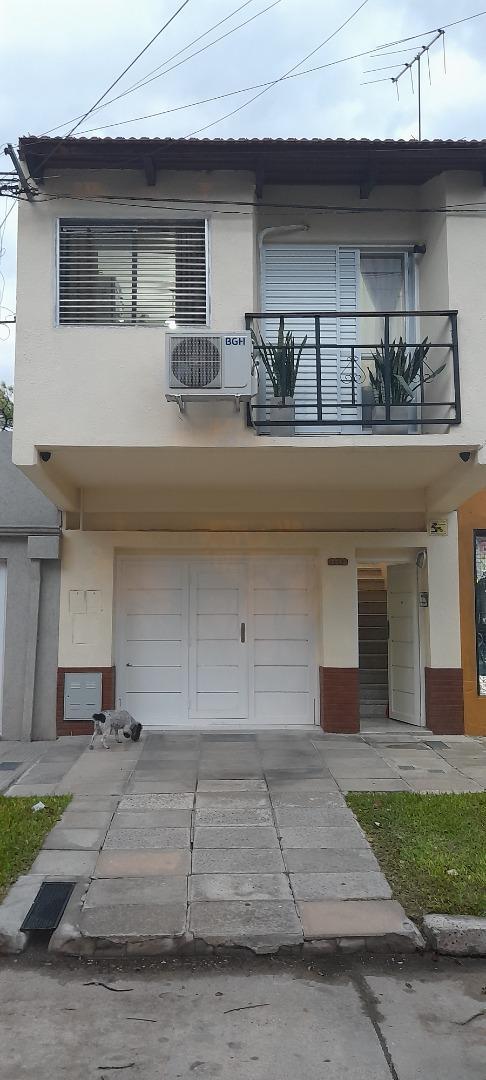 CASA DE DOS PLANTAS FRENTE AL COLEGIO VERNA