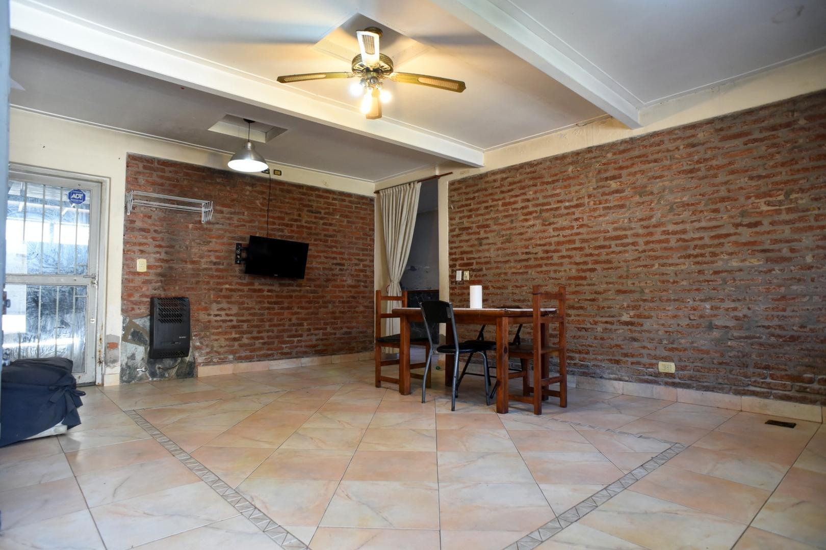 Venta casa 5 ambientes en Merlo centro