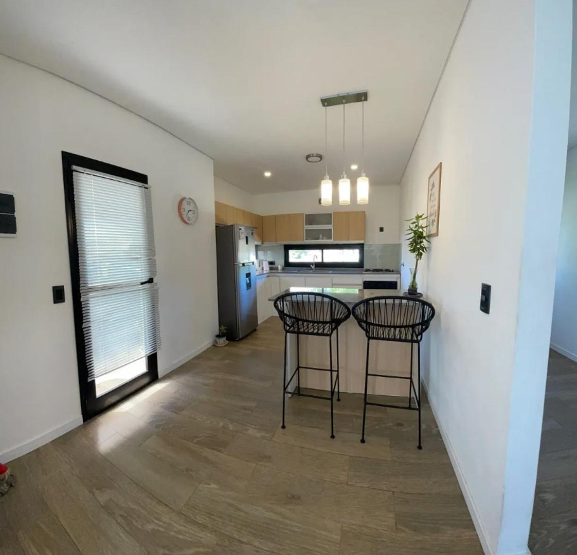 Casa 4 ambientes con 2 baños