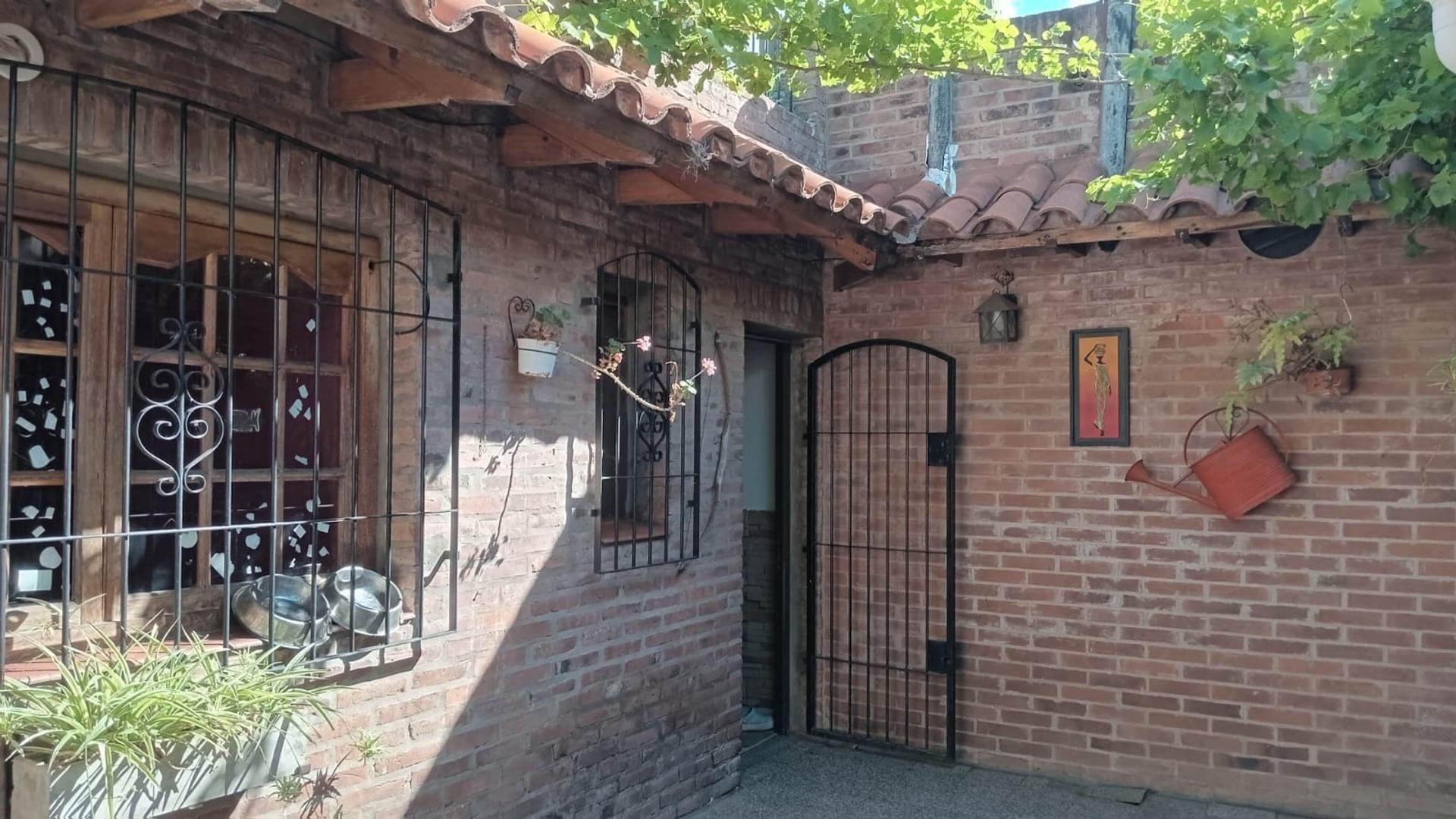 VENTA DE CASA 4 AMBIENTES EN EL CENTRO DE BERNAL