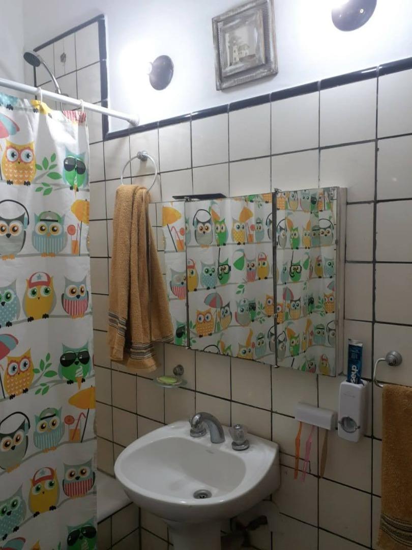 Venta de 1 casa con 2 locales y garage.