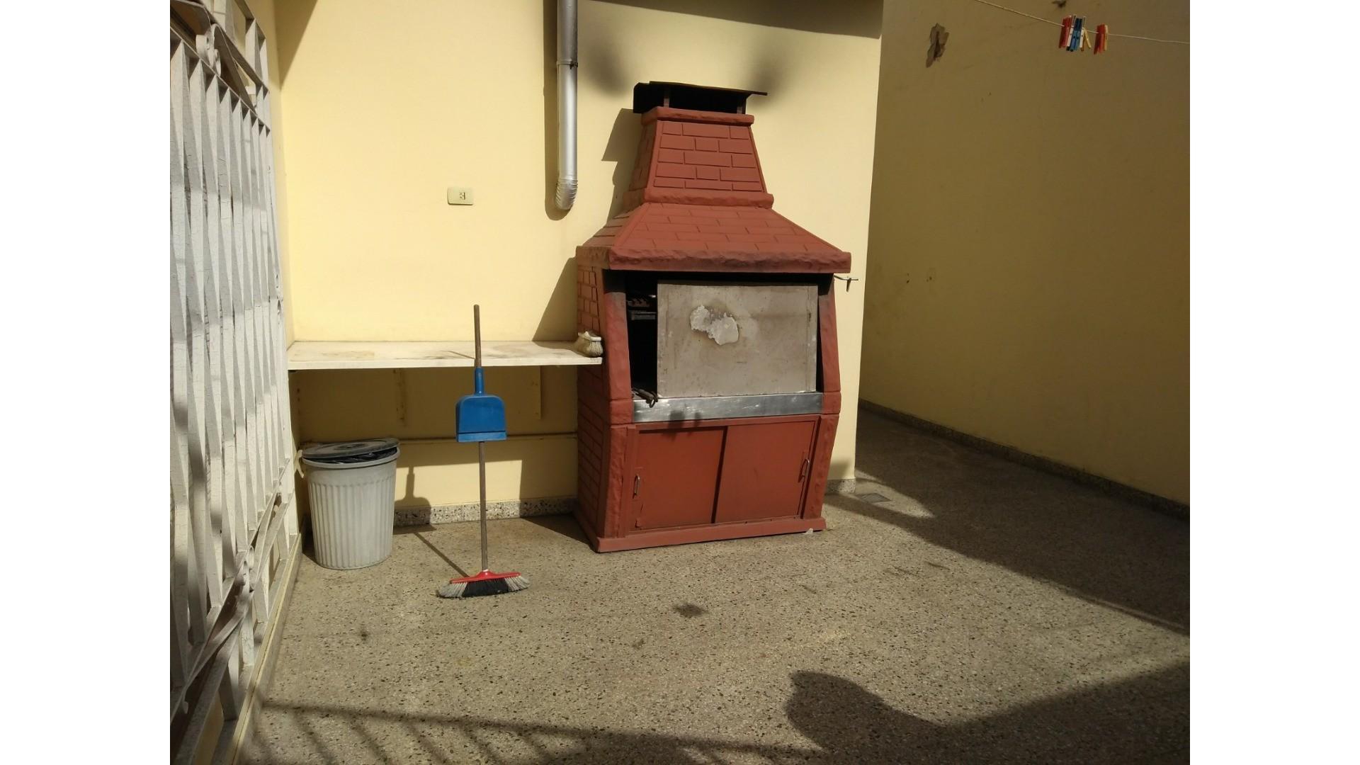 Casa con 3 dormitorios, patio y terraza en Avellaneda.