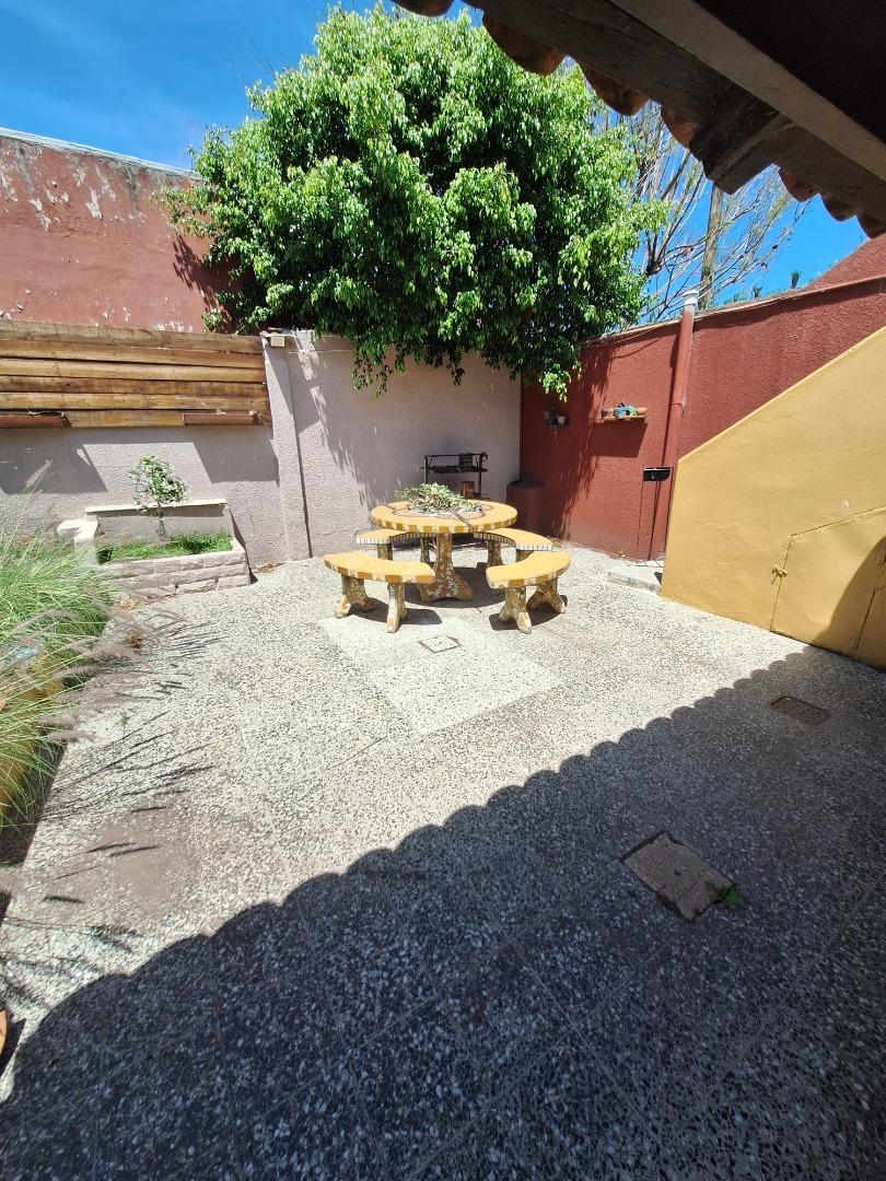 Venta Casa 4 ambientes c/ fdo y gge. Quilmes Oeste.