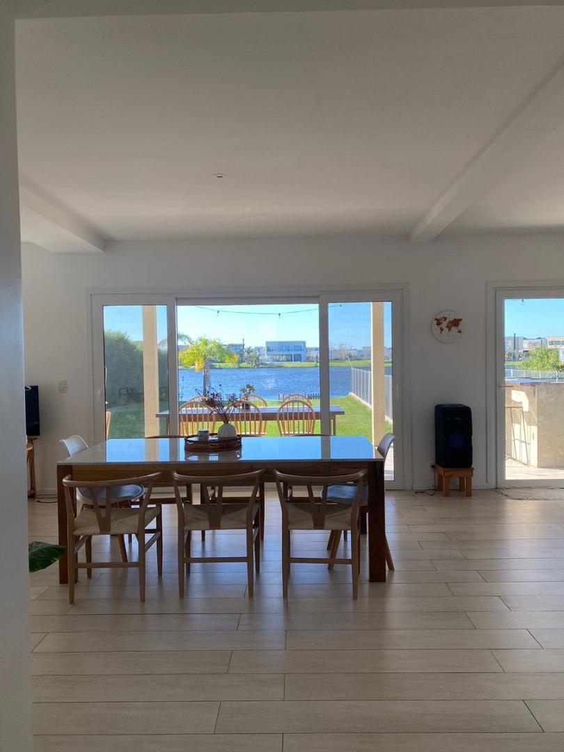 Casa en Alquiler con 3 cocheras