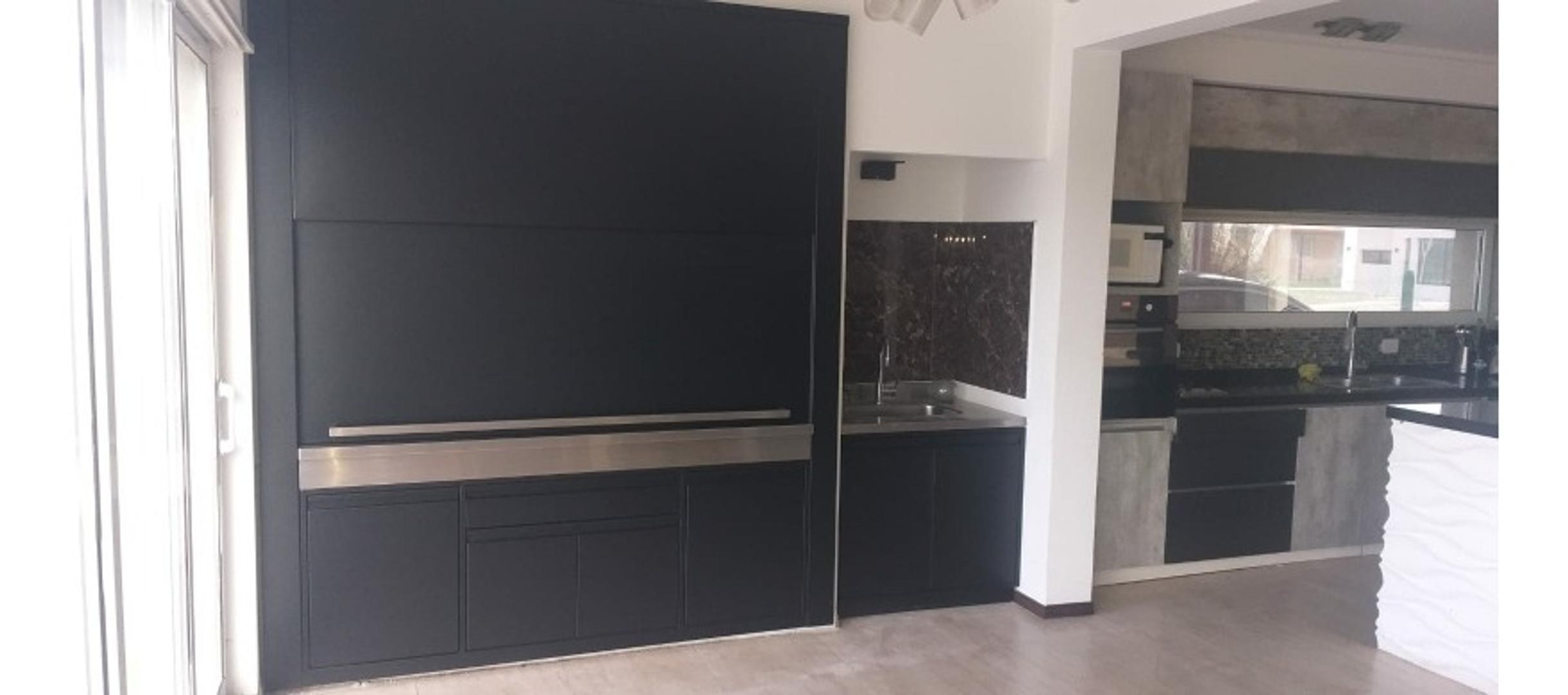 Hermosa casa en venta al agua Area 10 San Sebastian