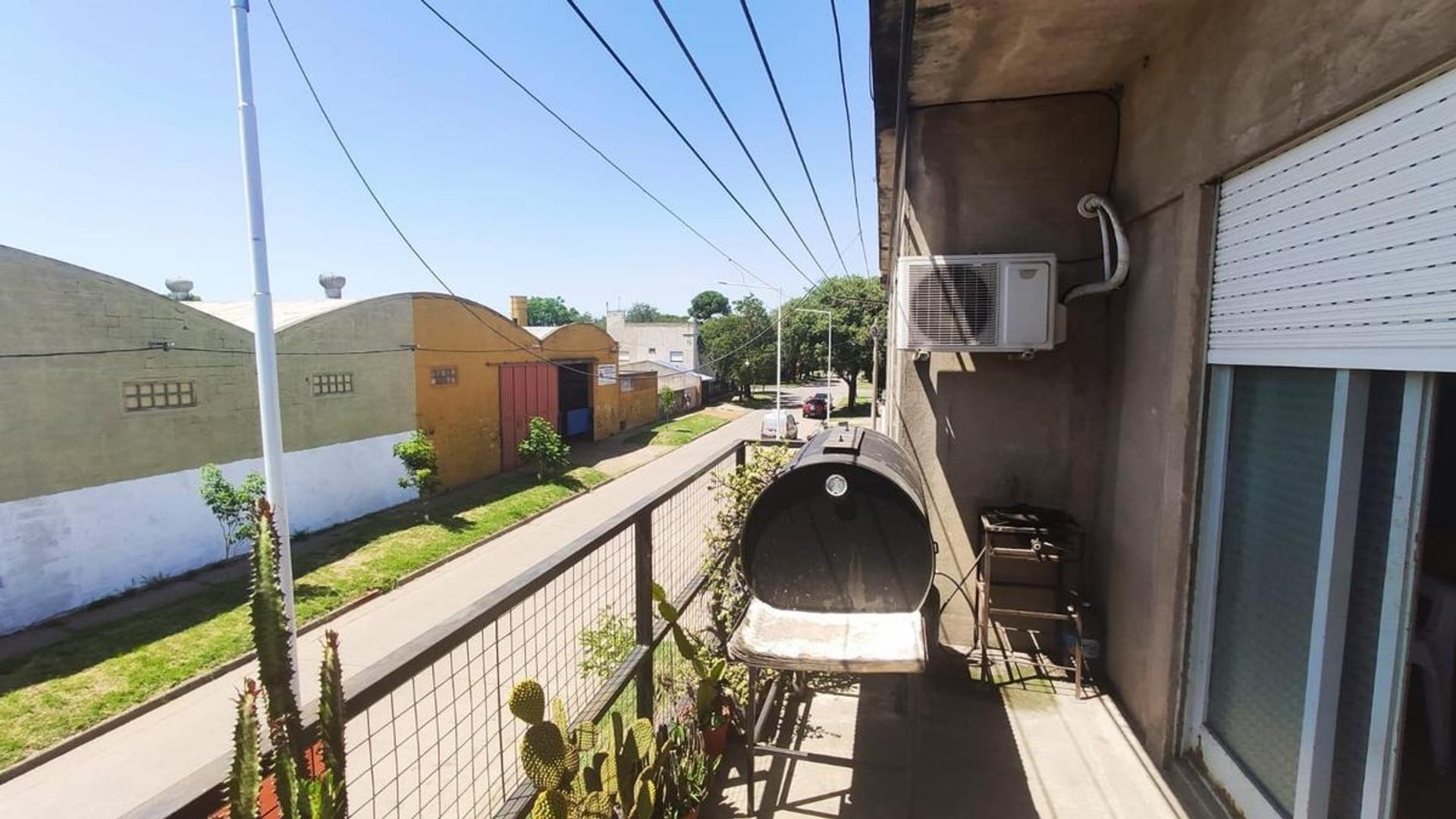 Capitan Bermudez, Laprida 100, local y departamento 3 dorm