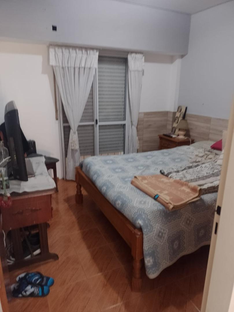 3 ambientes al frente con patio y guarda coche