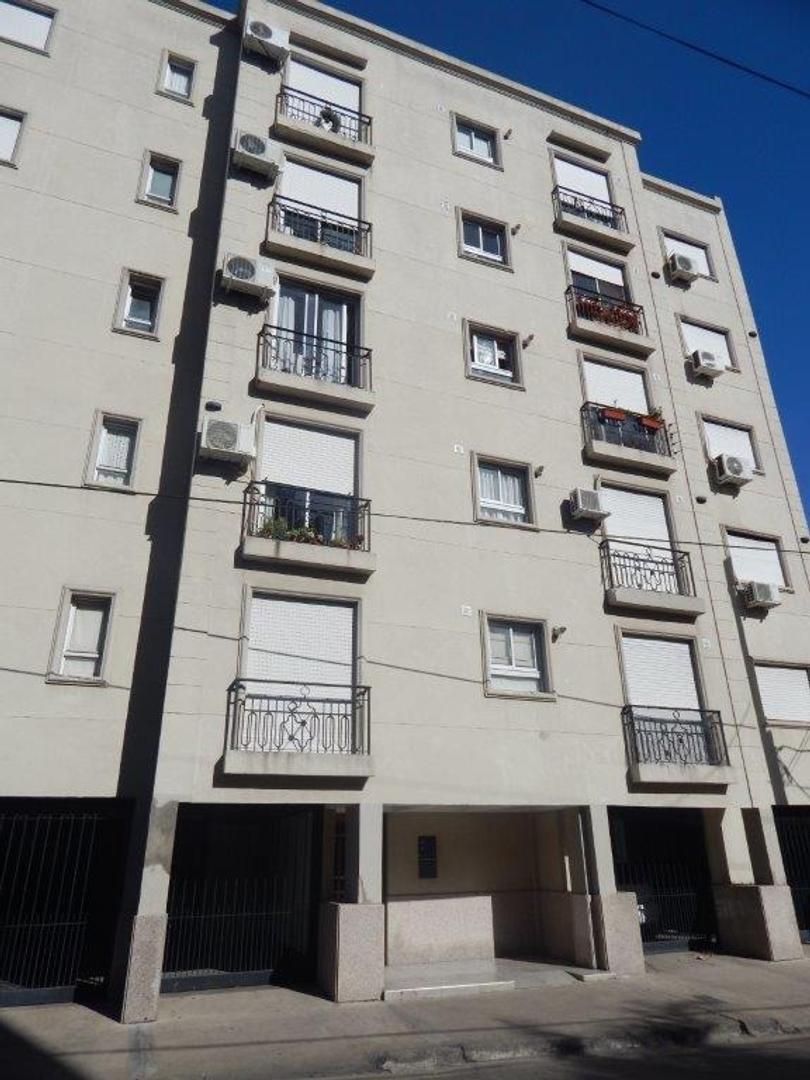 DEPARTAMENTO DE 2 AMBIENTES AL FRENTE C/COCHERA