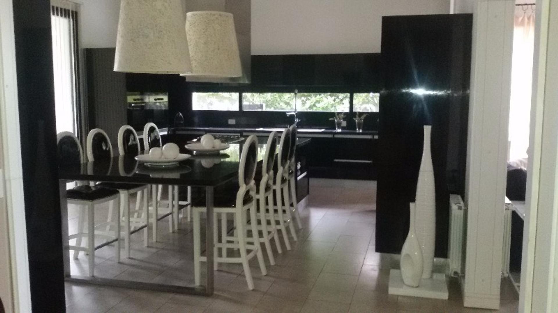 Casa en Venta con 4 cocheras