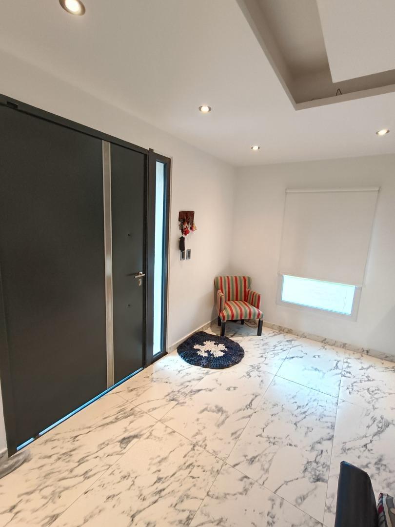 Casa 5 ambientes con 4 baños