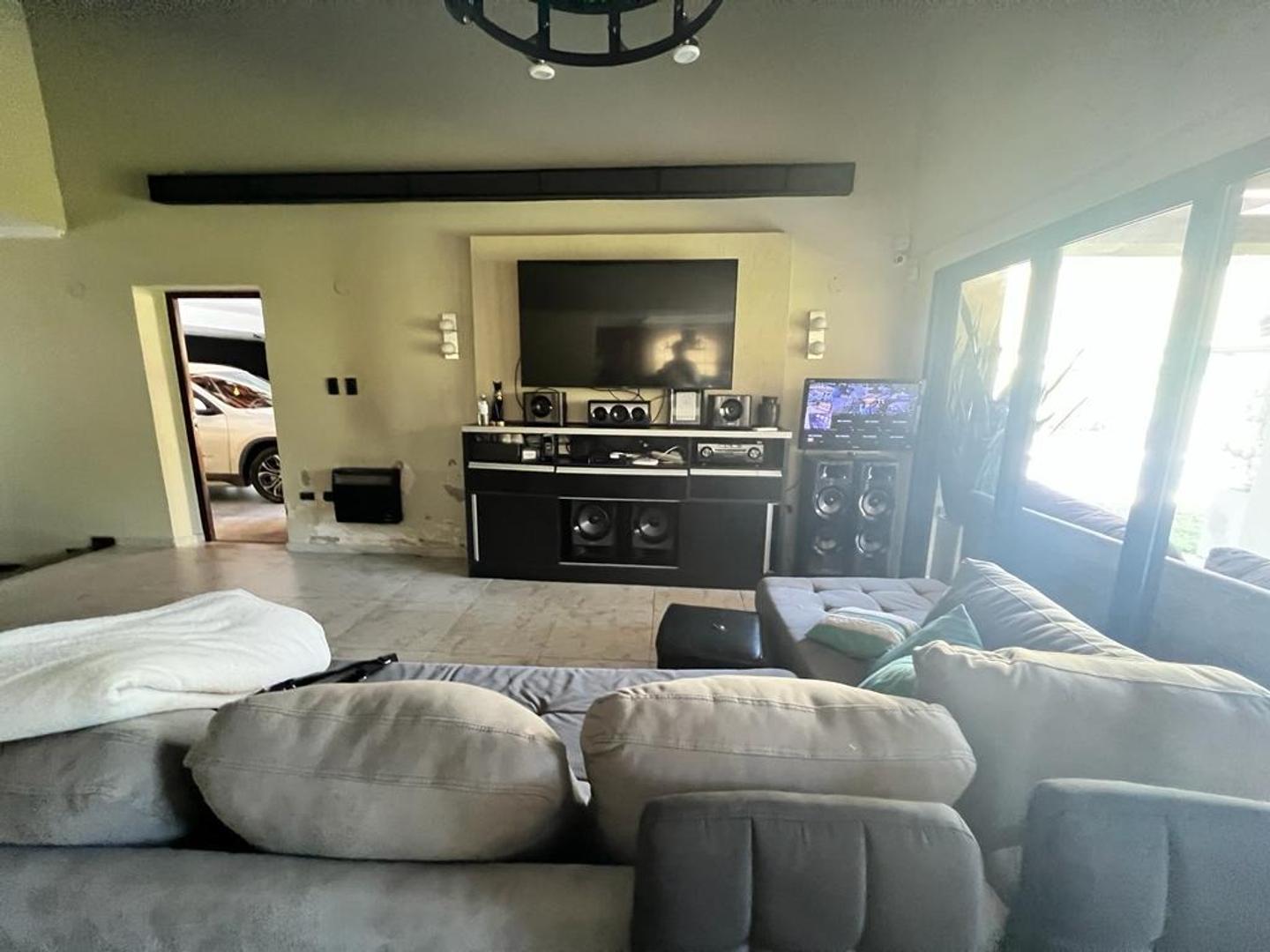 Casa 5 ambientes con 3 baños