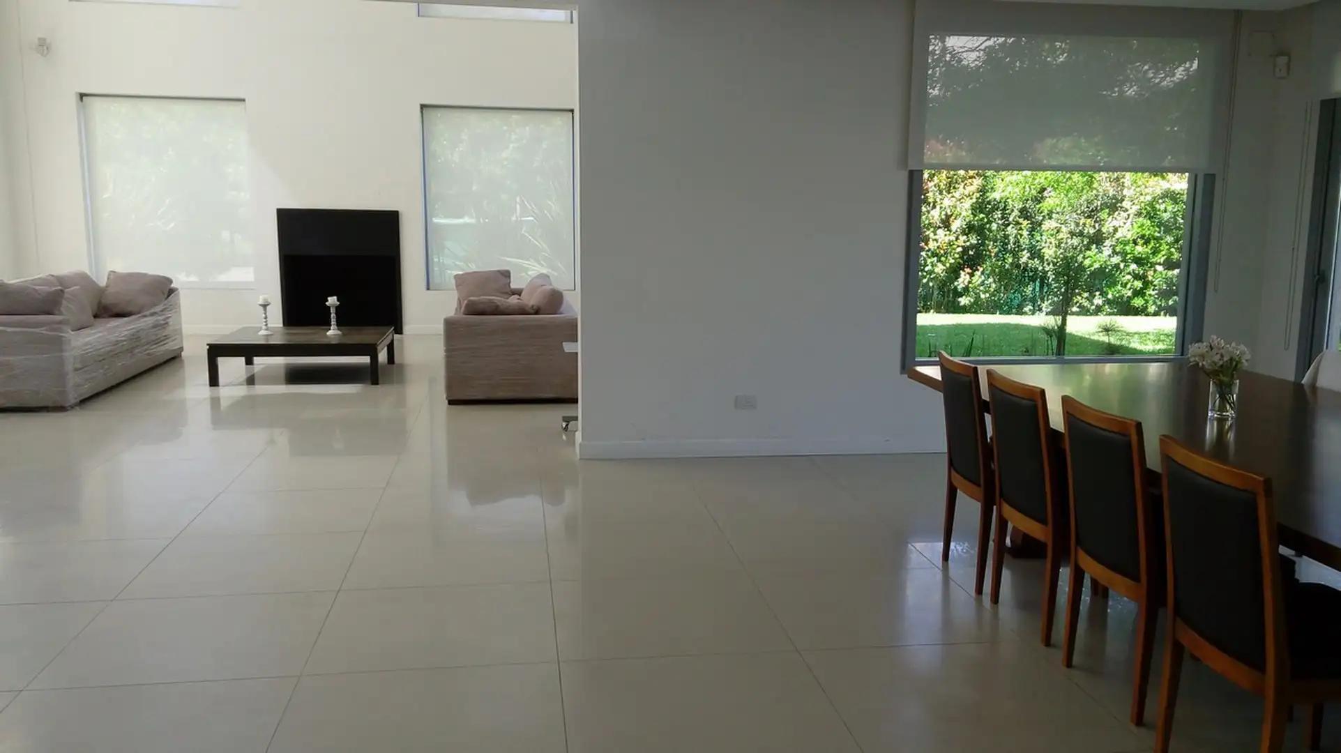 Impecable propiedad estilo racionalista en barrio privado –