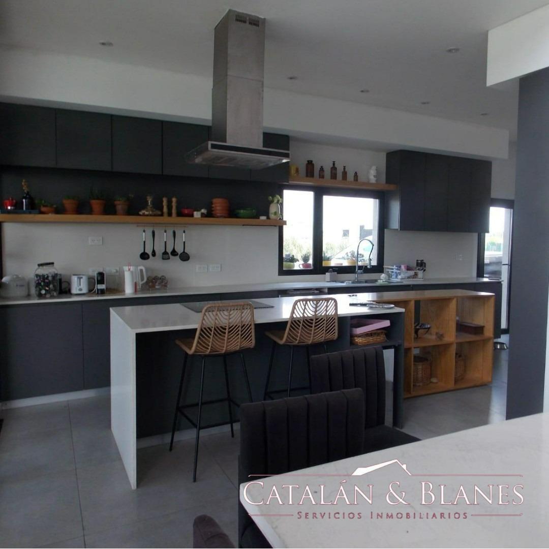 Casa 5 ambientes con 4 baños