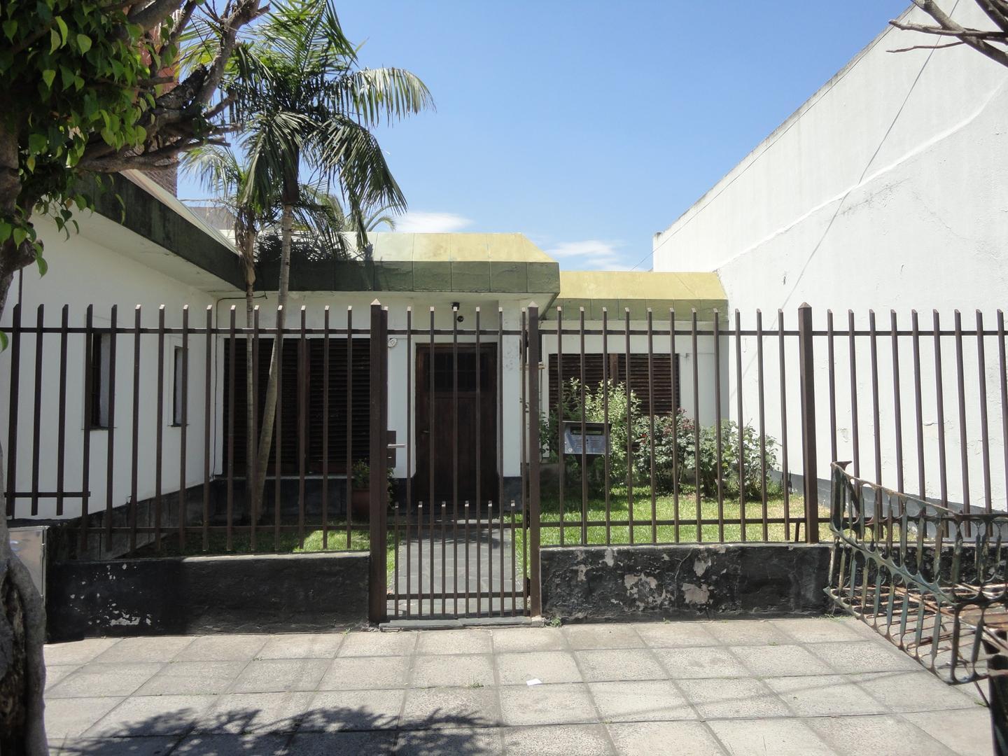 CASA EN VENTA EN HAEDO 3 AMBIENTES CON COCHERA Y PARQUE