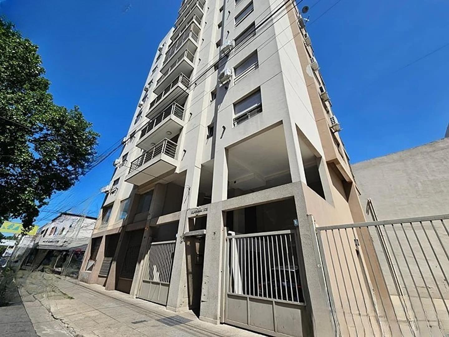 DEPARTAMENTO DE 2 AMBIENTES CON COCHERA / APTO A CREDITO