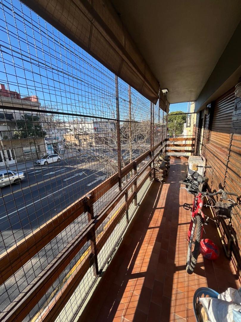 Venta. Departamento 3 amb + dep. Carabobo y Primera Junta.