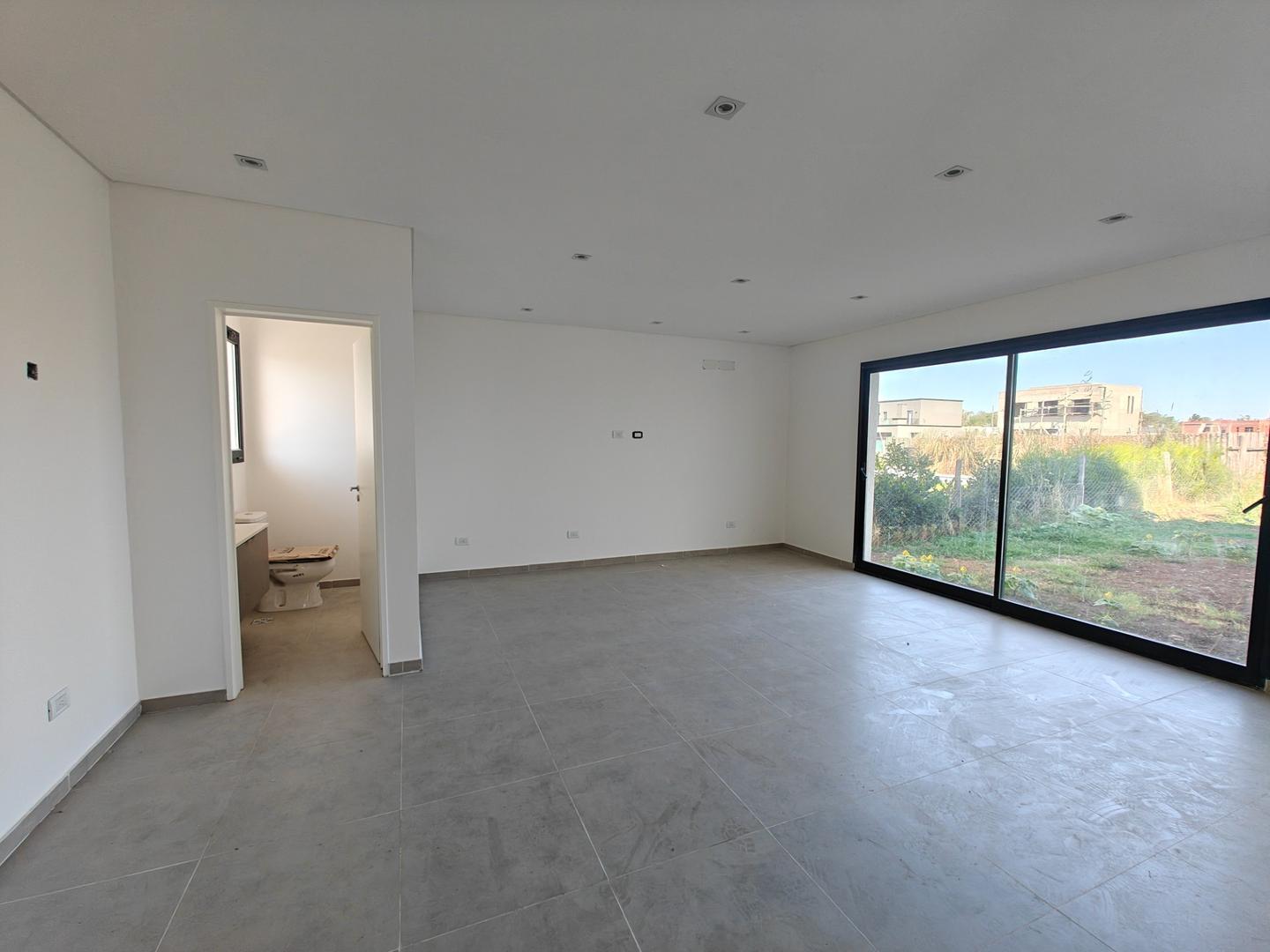 Casa 4 ambientes con 2 baños