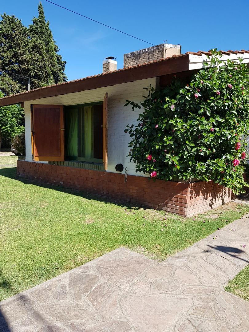 Chalet Con Pileta En De Vicenzo Chico M102a