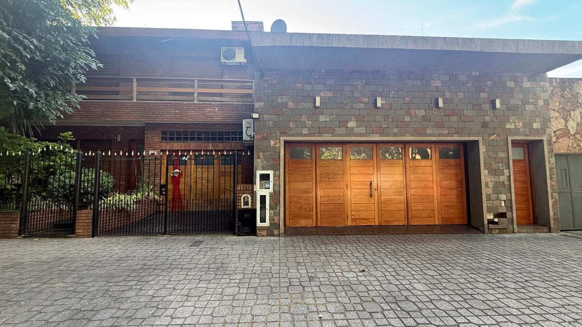 Casa en Venta con 5 cocheras