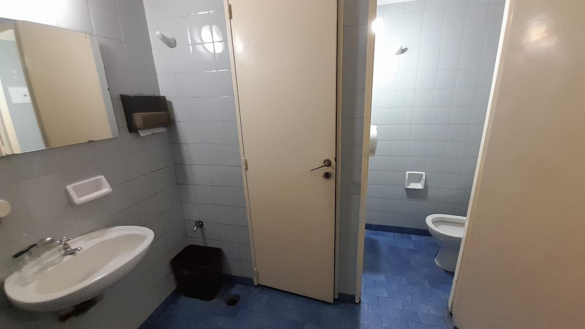 Alquiler. Oficina/Consultorio/Depósito. Alvear y Talcahuano.