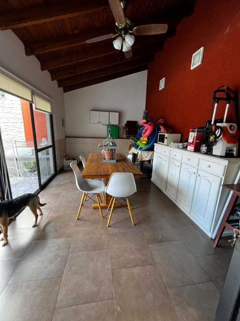 CASA EN VENTA 6 AMBIENTES CON COCHERA Y PILETA