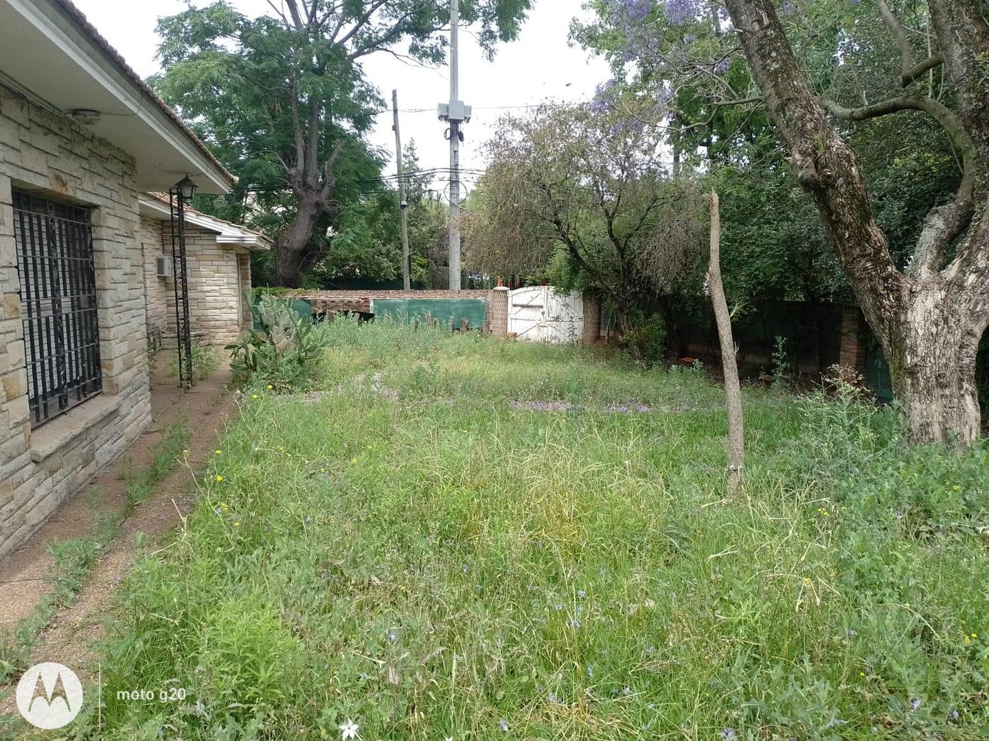 Lote doble frente con casa en esquina de 750 mts. Acassuso